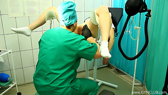 Un Esame Medico Di Routine Si Trasforma In Un Gioco Medico Kinky Con Una Bruna Nera.