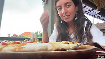 Meisje Slikt Pizza En Sperma In Een Openbaar Café, Genietend Van Bdsm Cumwalk.